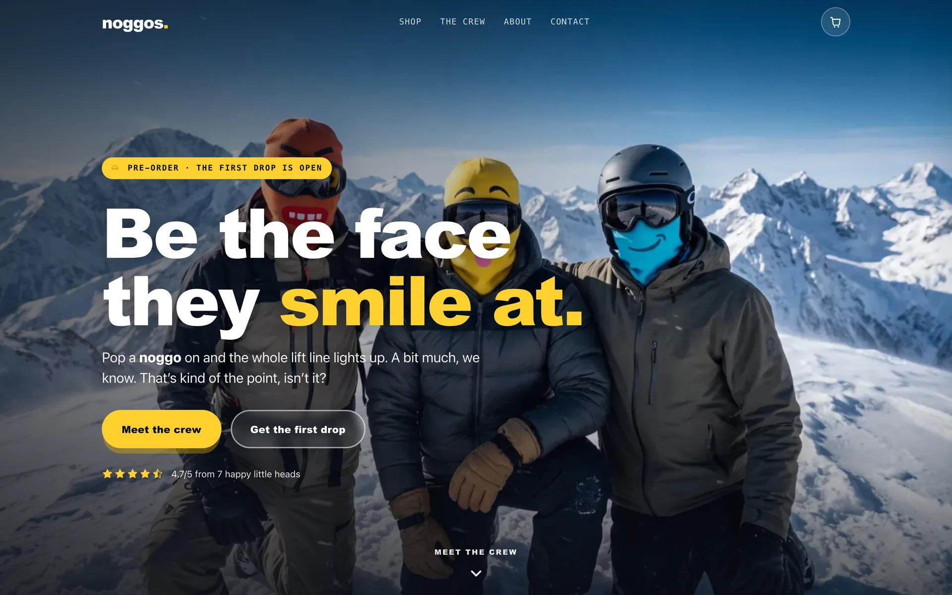 Startsidan för noggos med rubriken Be the face they smile at och tre personer i karaktärsmaskerna Chomp, Derp och Grimm på ett snöigt berg.