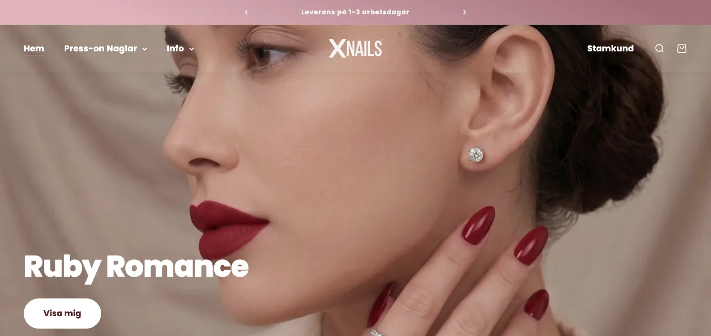 Startsidan för XNails webshop med kollektionen Ruby Romance och en närbild på handgjorda press-on gelnaglar i rött.