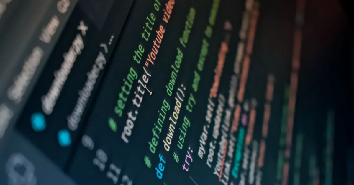Programkod med färgmarkering på en datorskärm i en kodredigerare