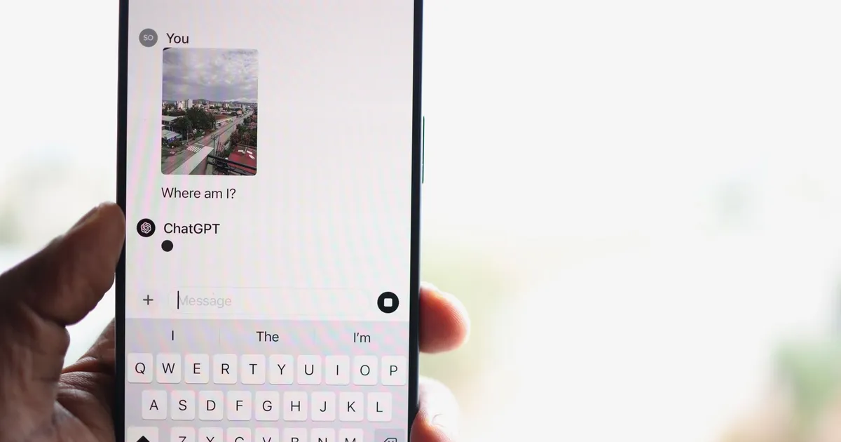 Person som ställer en fråga till ChatGPT på mobilen, sättet allt fler söker i stället för att googla