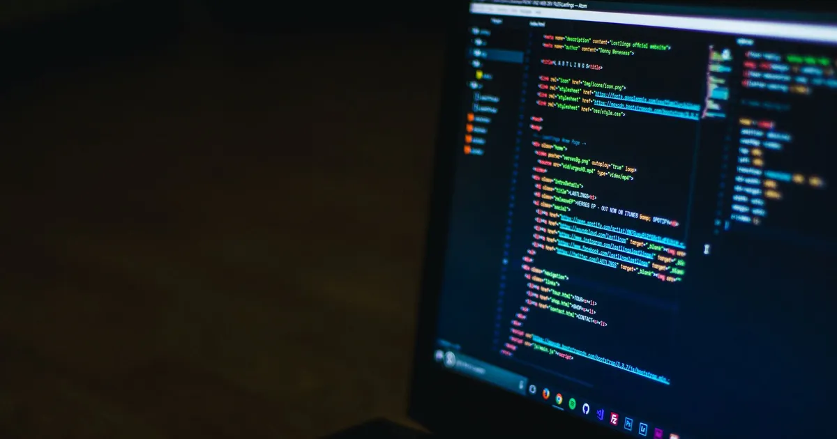 Kod på en laptop i mörkt rum, illustrerar att bygga en webbsida med Next.js enligt nybörjarguiden