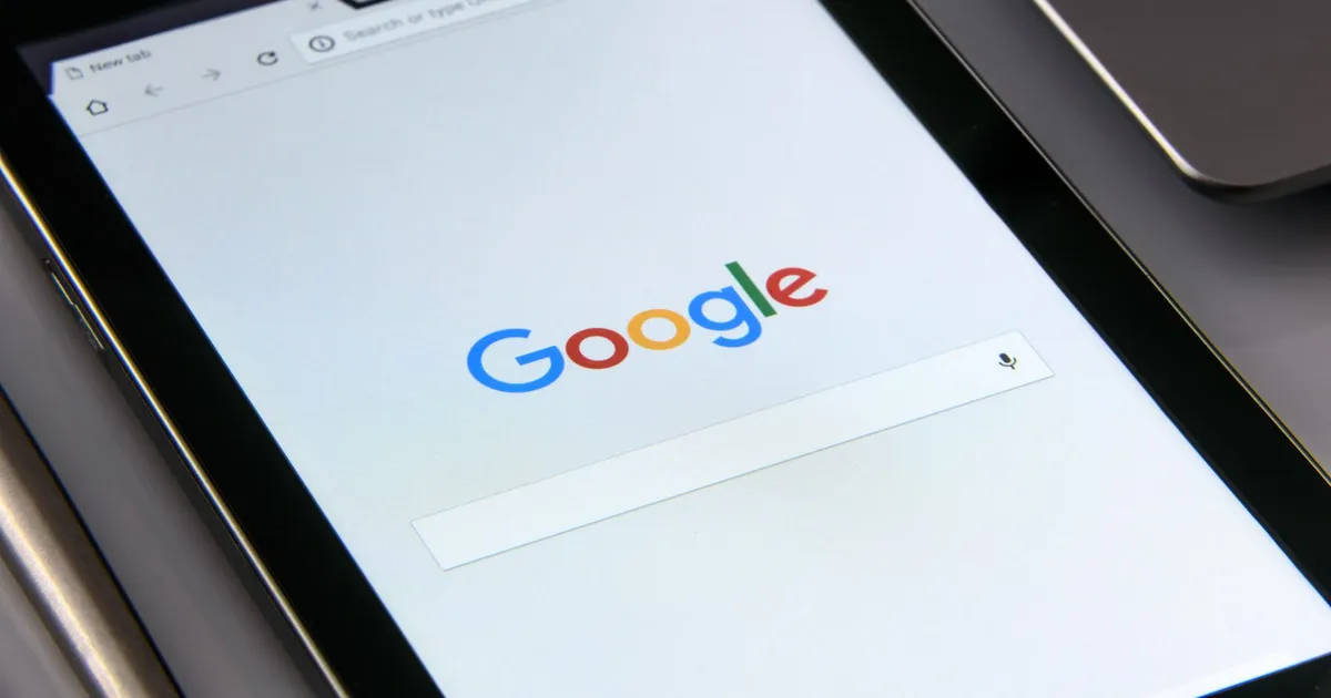 Googles sökruta öppen på en surfplatta, startpunkten för SEO
