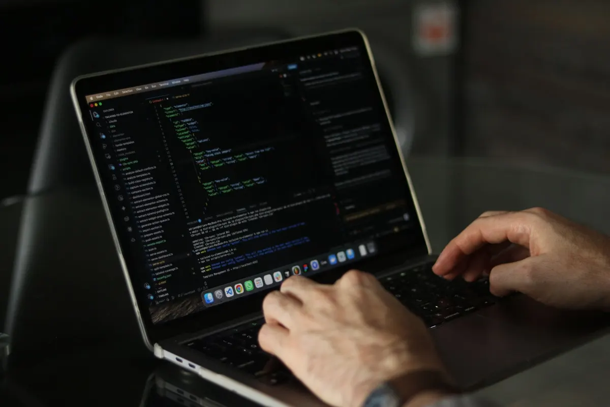 Utvecklare som skriver kod i en terminal på en laptop
