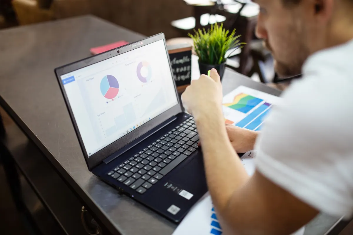 Trafikstatistik och grafer i ett analysverktyg på en laptop