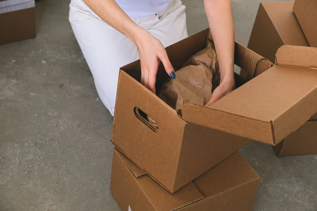Order som packas i en kartong för leverans i en liten e-handel