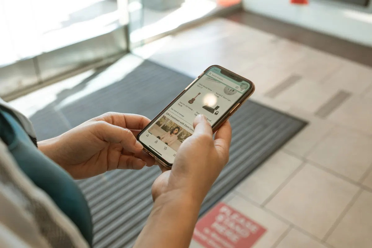 Näthandel på en smartphone med varor i varukorgen